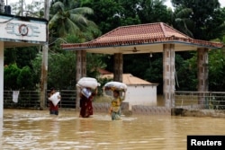 As floodwaters in Bangladesh recede, fears of waterborne disease rise