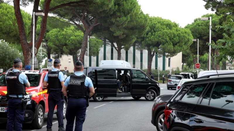 French authorities search for suspect after synagogue explosion