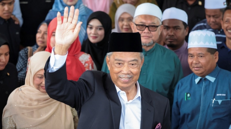 Former Malaysian leader charged with sedition, accused of mocking former king