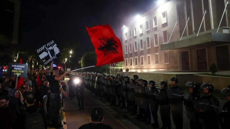 Albanian opposition rallies, seeking technocratic Cabinet before election